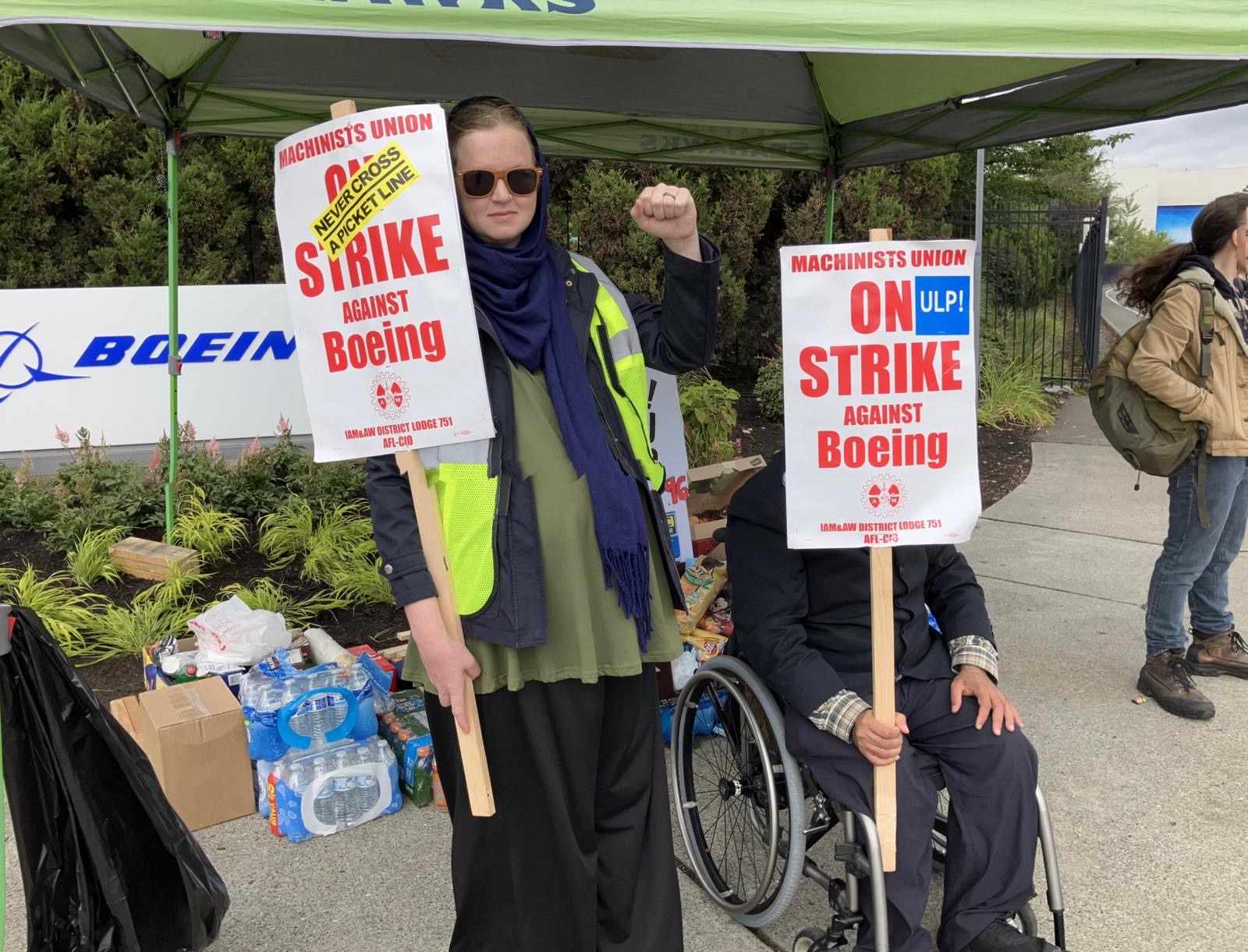 Fist raised in solidarity at Boeing strike